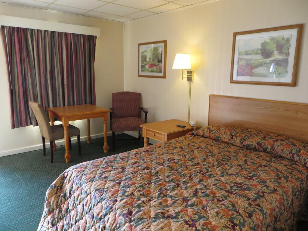 Pine Crest Motor Lodge Holly Springs Ruang foto